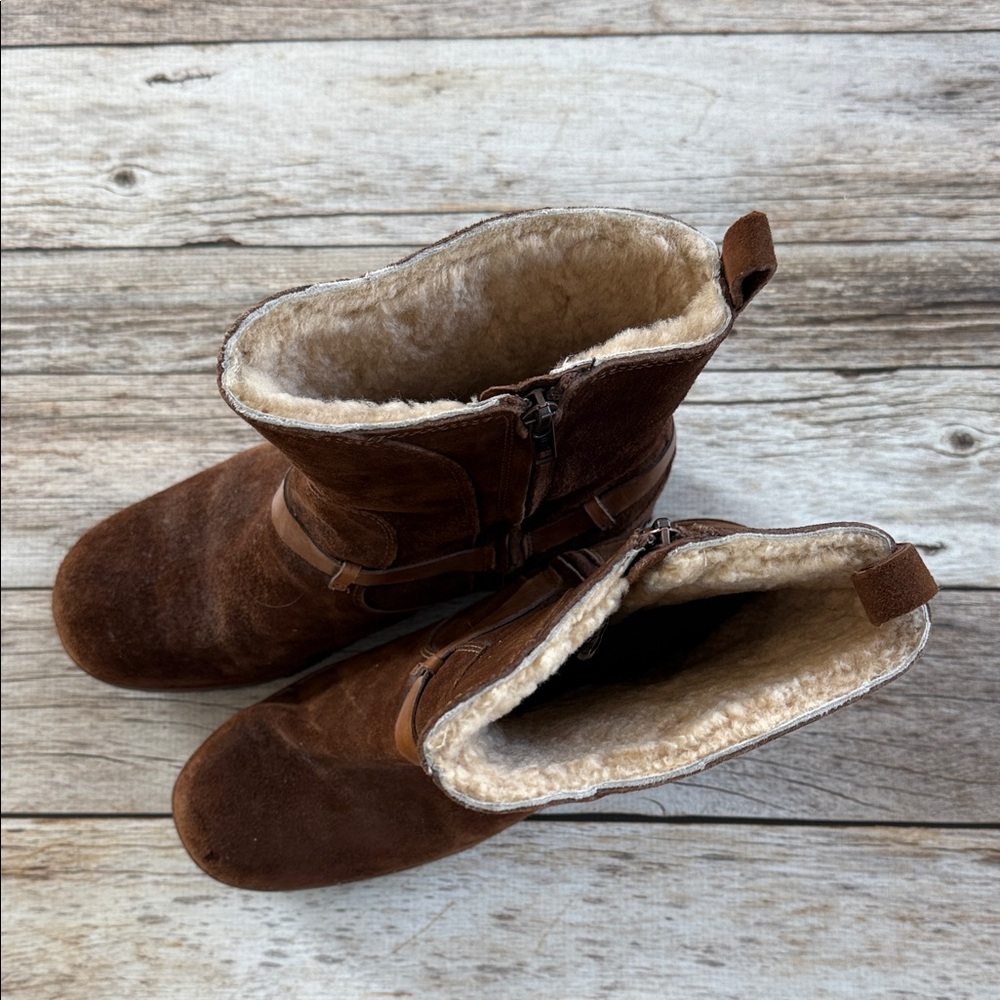 UGG Women’s Chestnut Suede Winter Boots with Shearling - Picture 3 of 5